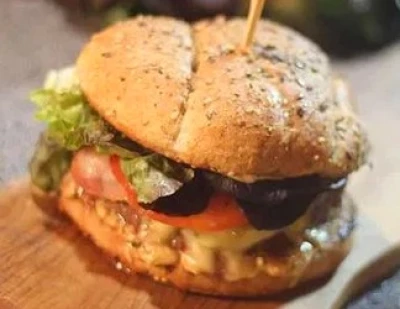 recette Hamburger à la fourme d'Ambert et tomates confites