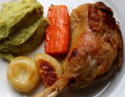 Confit de canard et sa purée à la fane de navets nouveaux