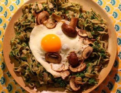 recette Tagliatelles complètes aux pesto de chou kalette, oeufs et champignons bio