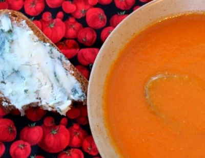 Tourin à la tomate et tartine bleu d'Auvergne