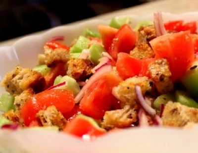 Panzanella aux concombres et tomates