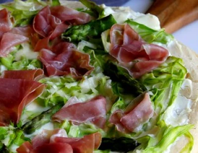 recette Pizza asperges parmesan et jambon de pays