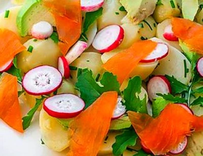 Salade de pomme de terre, avocat et truite fumée