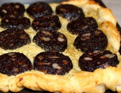 Tarte feuilletée au boudin noir et tapenade d'artichaut