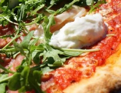 recette Pizza Rita (tomate, mozzarella, jambon de pays, mozzarella di bufala, roquette)