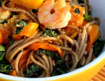 Crevettes sautées, nouilles soba, kale