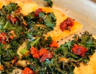 recette Pizza au curly Kale et txistorra