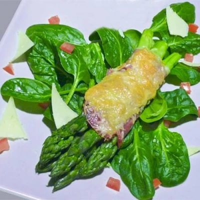 Asperges vertes au jambon de Bayonne gratinées au parmesan 