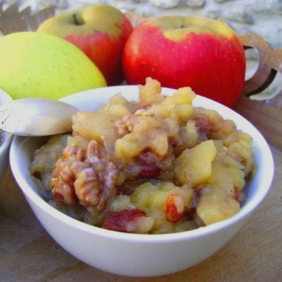 Compotée de pomme, raisin sec et noix au miel