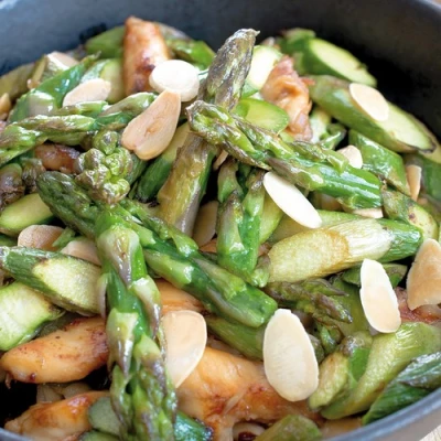 recette Wok d’asperges vertes au poulet et amandes grillées