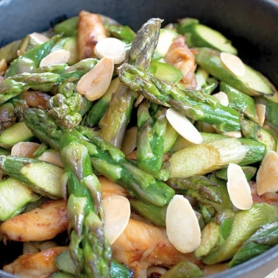 Wok d’asperges vertes au poulet et amandes grillées