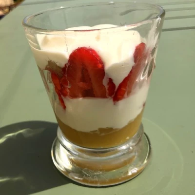 Verrine compote et fromage blanc aux fraises