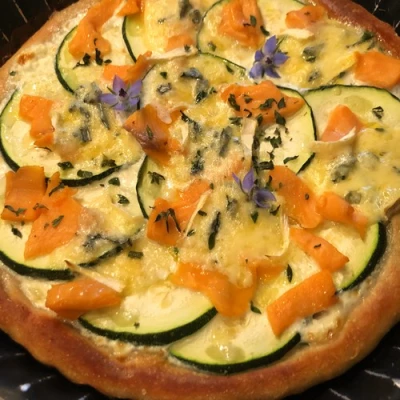 recette Pizza blanche aux courgettes rondes et truite fumée