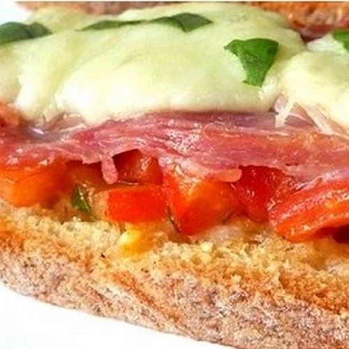 Bruschetta jambon de pays, tomate et mozzarella