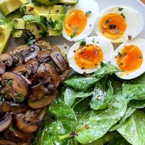 Salade oeuf dur, épinard, avocat et tartine de champignons bruns au balsamique