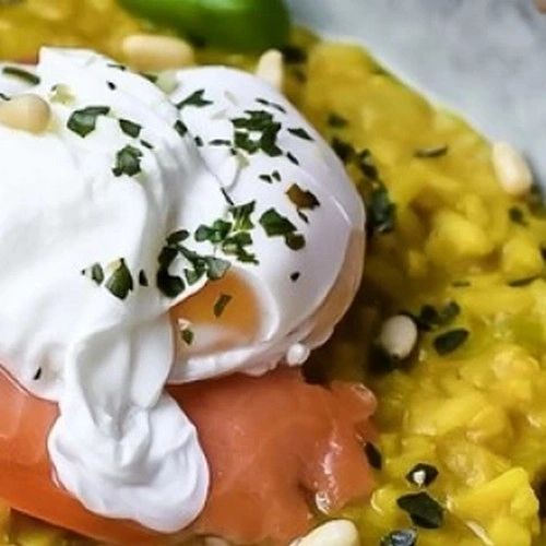 Risotto poireaux au curcuma, truite et oeuf poché