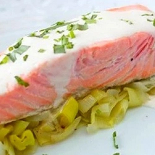 Pavé de saumon à la crème d'estragon, poireaux confits