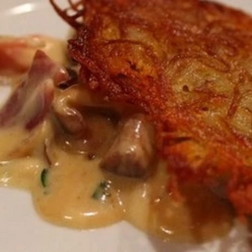 Galettes croustillantes sur poêlée de pleurotes au jambon de Bayonne