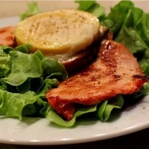 Salade de chèvre chaud, pomme et lomo