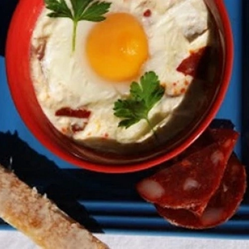 Oeuf cocotte au chorizo et chèvre