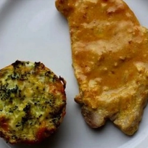 Côtes de porc sauce moutarde et flan de brocoli