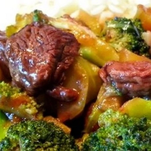 Boeuf sauté aux oignons et brocoli