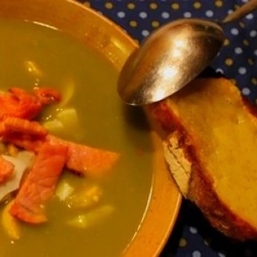 Soupe aux pois cassés, lardons de lomo, oeuf dur et crostini au comté