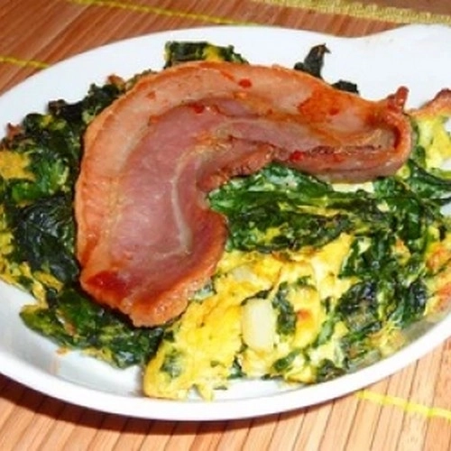 Oeufs brouillés aux épinards et ventrèche grillée