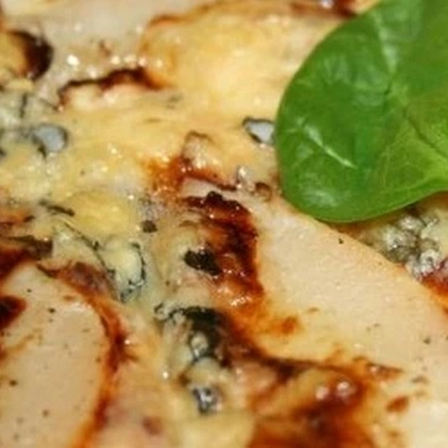 Pizza à la poire, à la fourme d'Ambert et pousses d'épinard