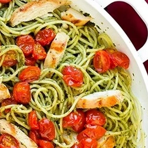 Spaghetti au pesto, blanc de poulet grillé et tomates cerises fraîches