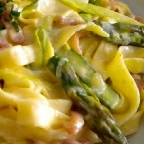 Tagliatelles aux asperges vertes et jambon de pays