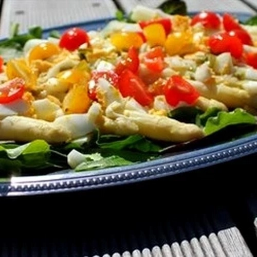 Jolie salade colorée aux asperges blanches
