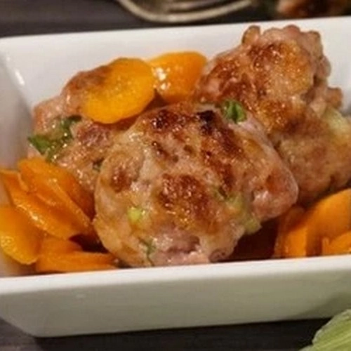 Boulettes de porc au zeste de citron, carotte  et échalote nouvelle