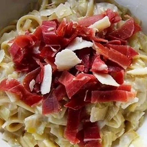 Tagliatelles aux poireaux nouveaux et jambon de pays