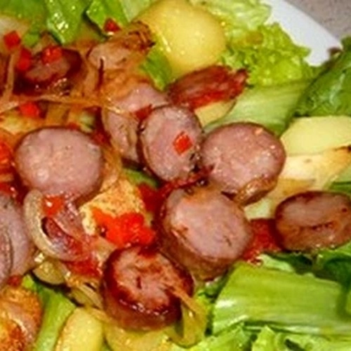 Salade aux patates braves et saucisses confites