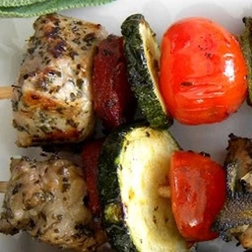 Brochettes de porc aux légumes et à la sauge