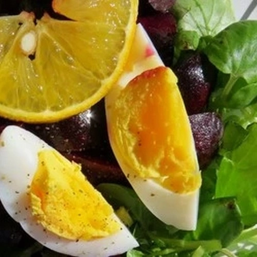 Salade de betterave nouvelle, mesclum et oeufs bio
