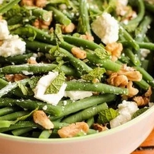 Salade de haricots verts, chèvre, menthe et noisette