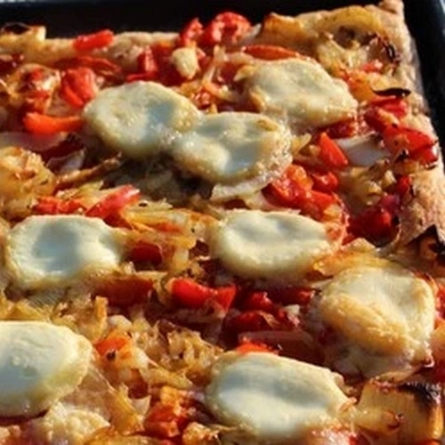 Tarte feuilletée aux oignon, poivron rouge, tomate et chèvre