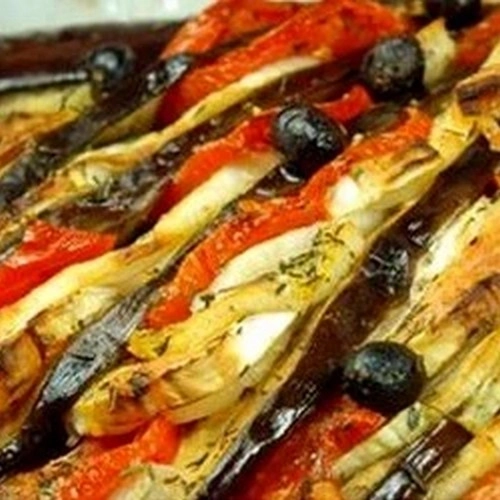 Éventail d'aubergine chèvre, tomate et oignon
