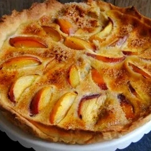 Tarte à la pêche et aux éclats de noisettes