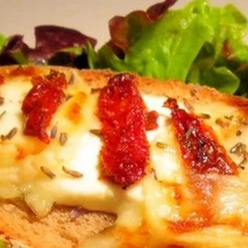 Tartine de chèvre chaude aux tomates confites 