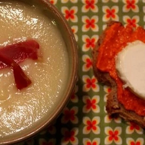 Velouté de céleri rave, tartine chèvre à la tapenade de poivron