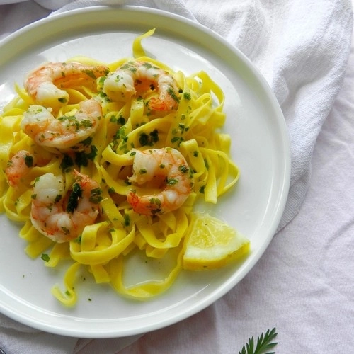 Tagliatelles fraîches aux crevettes, ail et citron